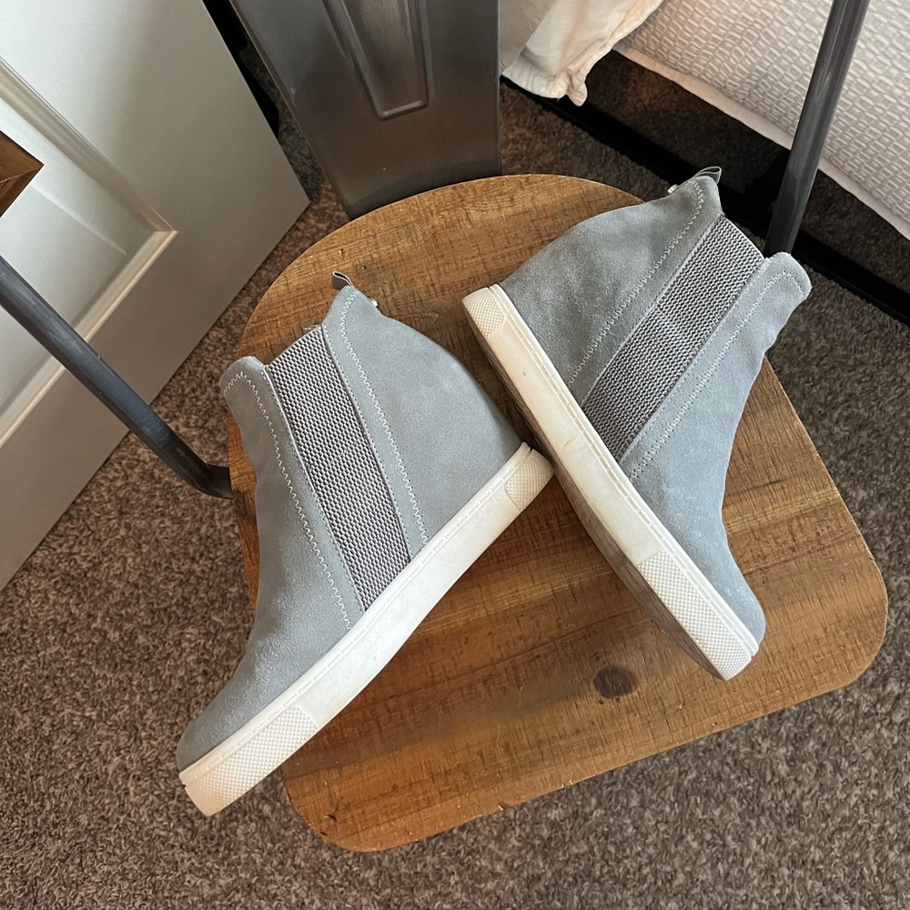 STEVE MADDEN - GREY SUEDE - HIDDEN HEEL BOOTIE